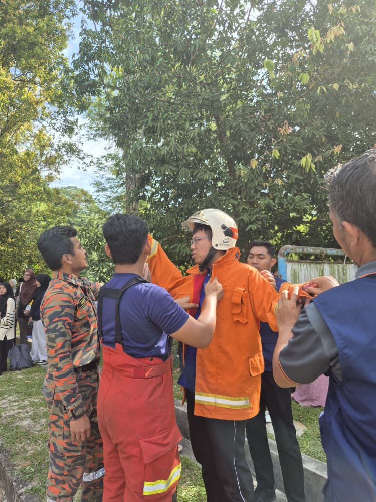 LATIHAN MENANGANI KEBAKARAN